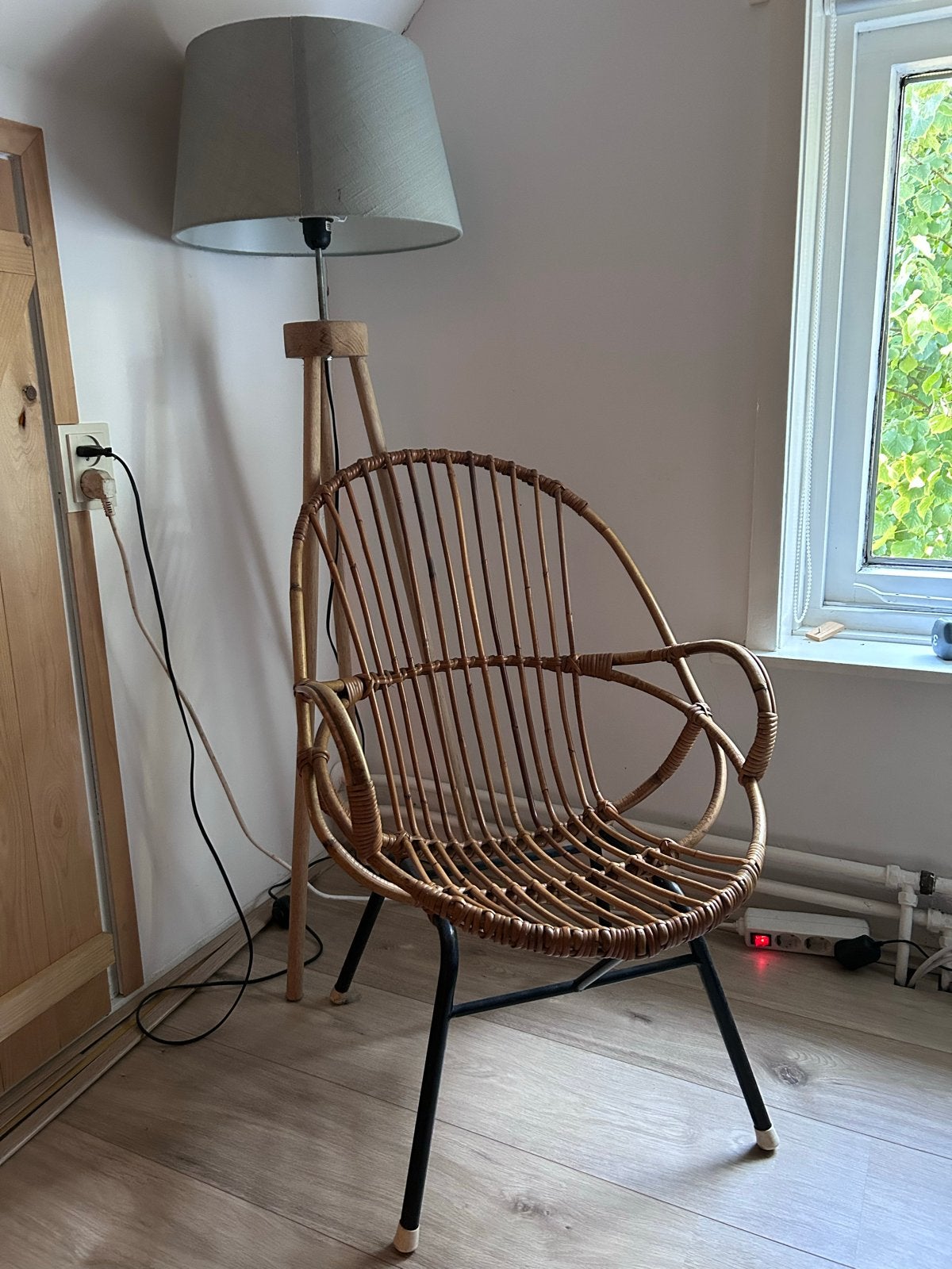Vintage rotan stoel met metalen poten, Ophalen, Gebruikt, Bruin, Riet of Rotan