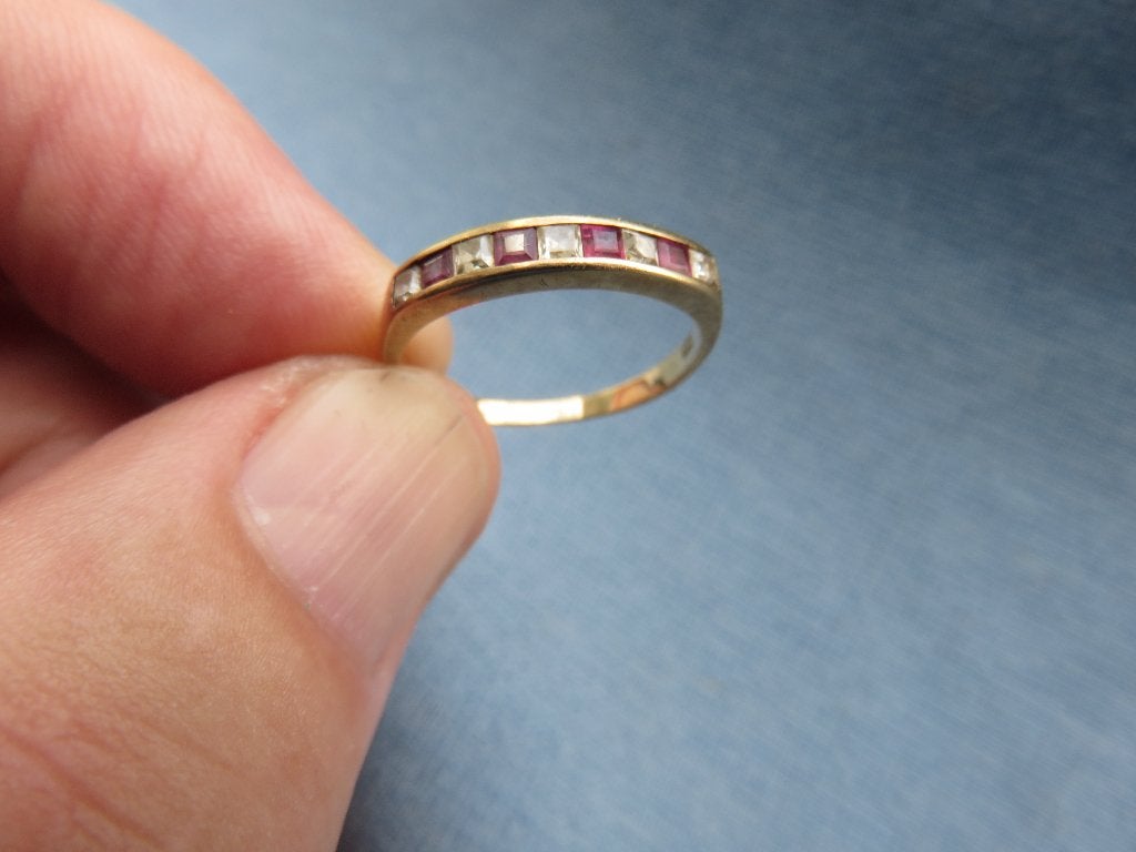 Ring met geslepen amethist steentjes in 8 karaat goud, Ophalen of Verzenden, Zo goed als nieuw, 17 tot 18, Dame