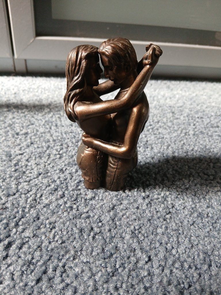 Bronzen beeldje van omhelzend stel, Ophalen, Groep mensen, Minder dan 20 cm, Beeld