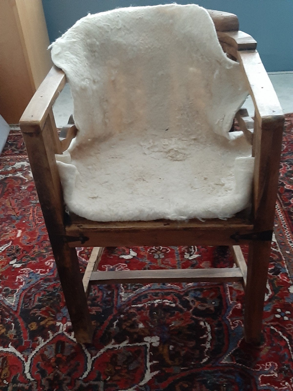 2 Vintage houten stoelen (met schapenvacht), Ophalen of Verzenden