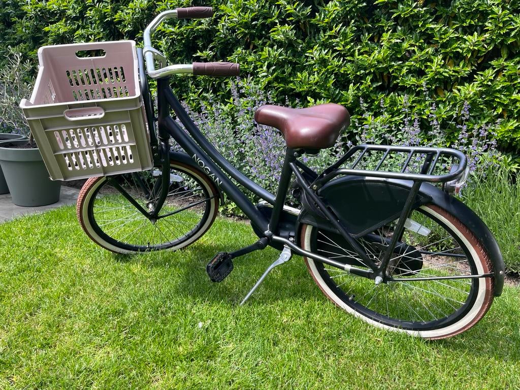 Meisjesfiets Nogan zwart 22 inch met fietskrat, Ophalen, Gebruikt, Terugtraprem, 22 inch