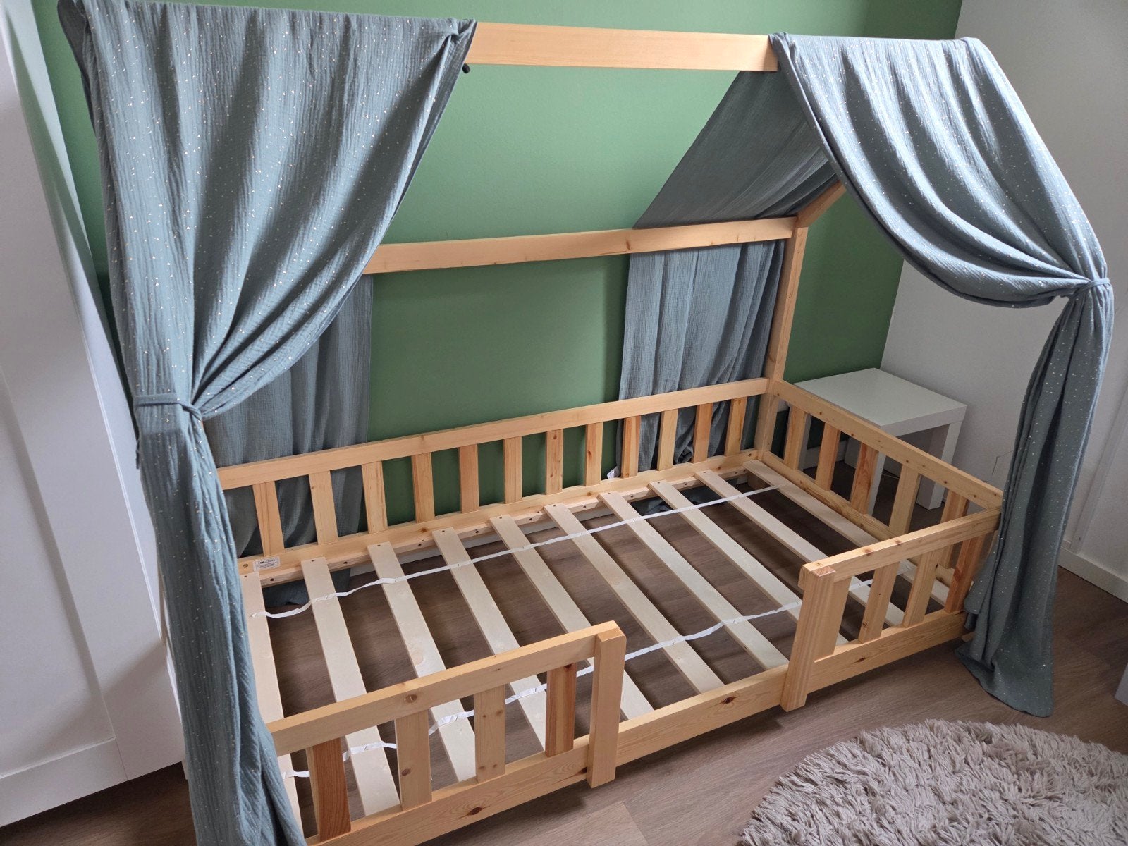 Kinderbed huisje 80x160 cm met groen gordijn, Ophalen, 70 tot 85 cm, Zo goed als nieuw, Lattenbodem