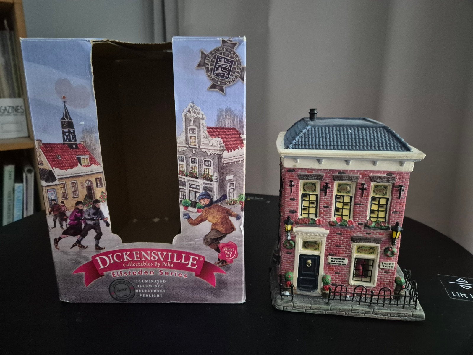 Dickensville Elfsteden Sneek Weduwe Joustra met  verlichting, Ophalen of Verzenden