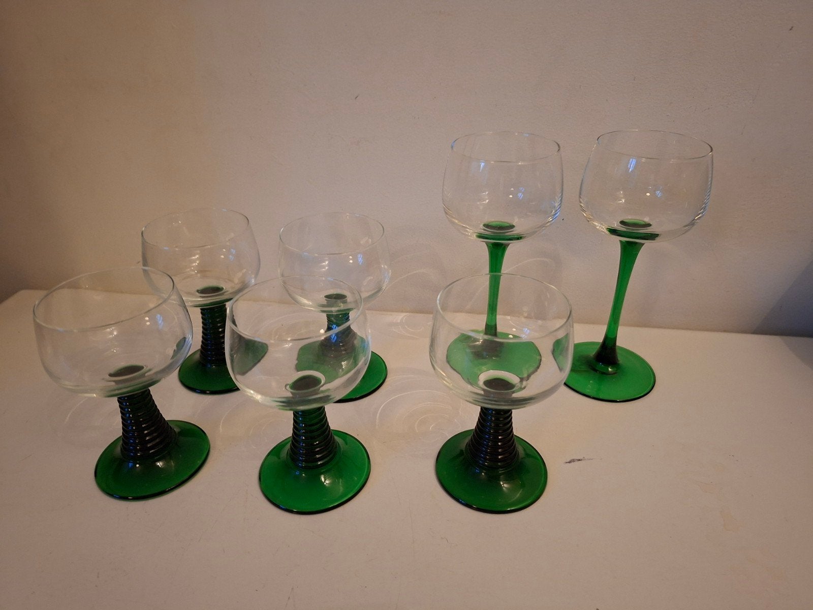 Vintage set van 7 wijnglazen met groene voet, 2 soorten, Ophalen of Verzenden, Glas, Overige stijlen, Glas of Glazen