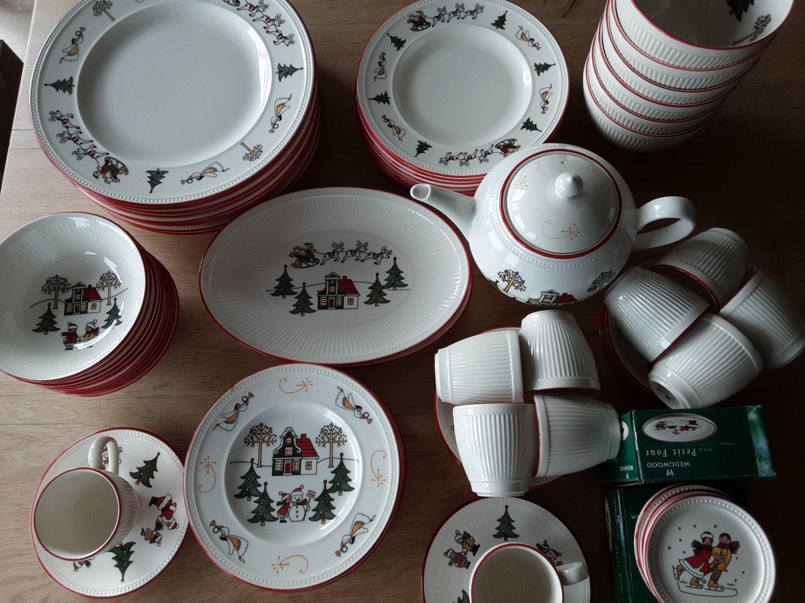 wedgwood windsor kerstservies in Nieuwstaat Per stuk, Ophalen, Zo goed als nieuw, Porselein, Bord(en)