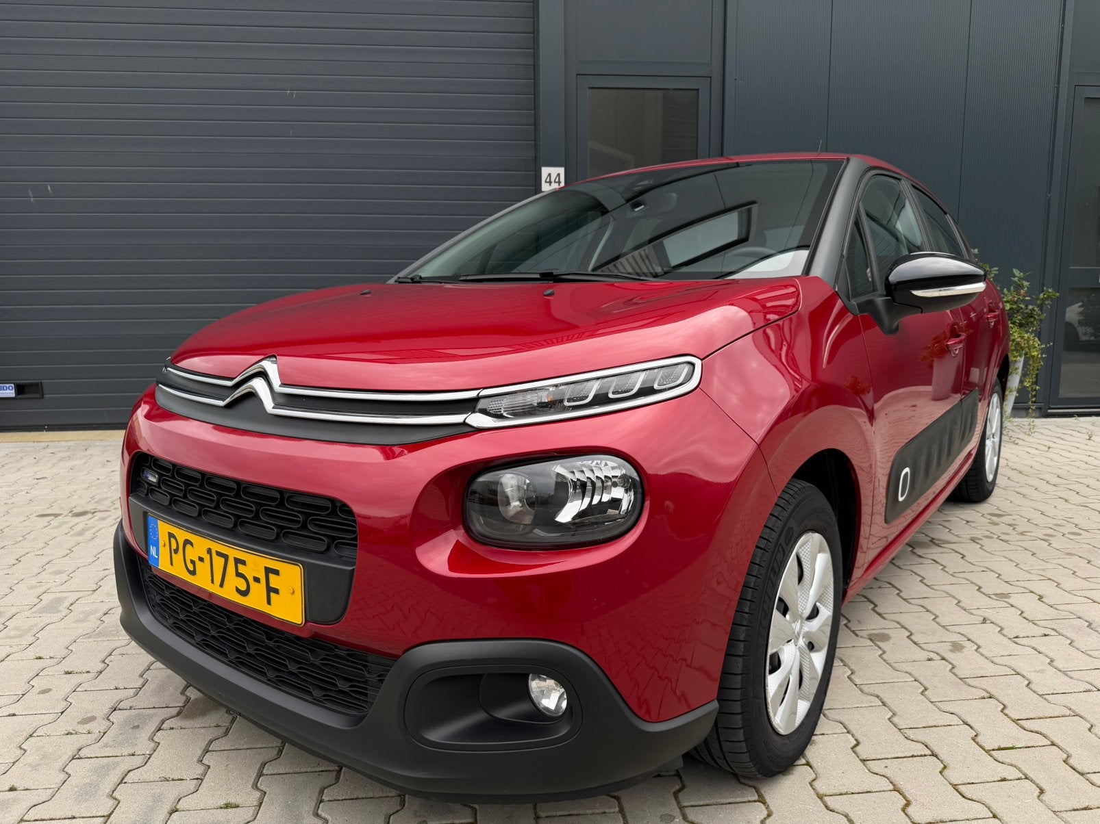 Citroën C3 | 1.2 | Nieuwe Distributie | CarPlay |Cruise|, Voorwielaandrijving, 40 €/maand, Zwart, 1199 cc