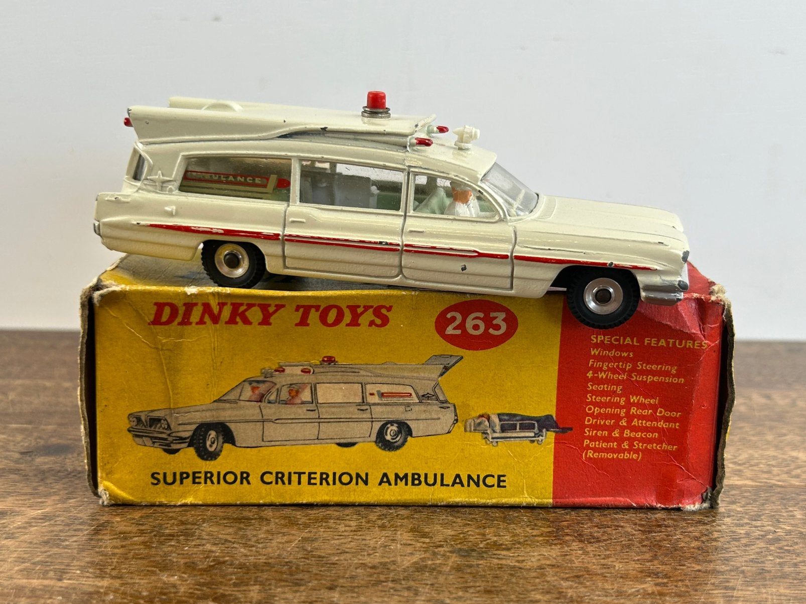 Dinky Toys 263 Superior Criterion Ambulance, Ophalen of Verzenden, Zo goed als nieuw, Auto, Dinky Toys