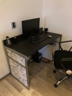 Zwart bureau met metalen frame en zwarte stoel, Huis en Inrichting, Ophalen, Gebruikt, 120 cm, Metaal