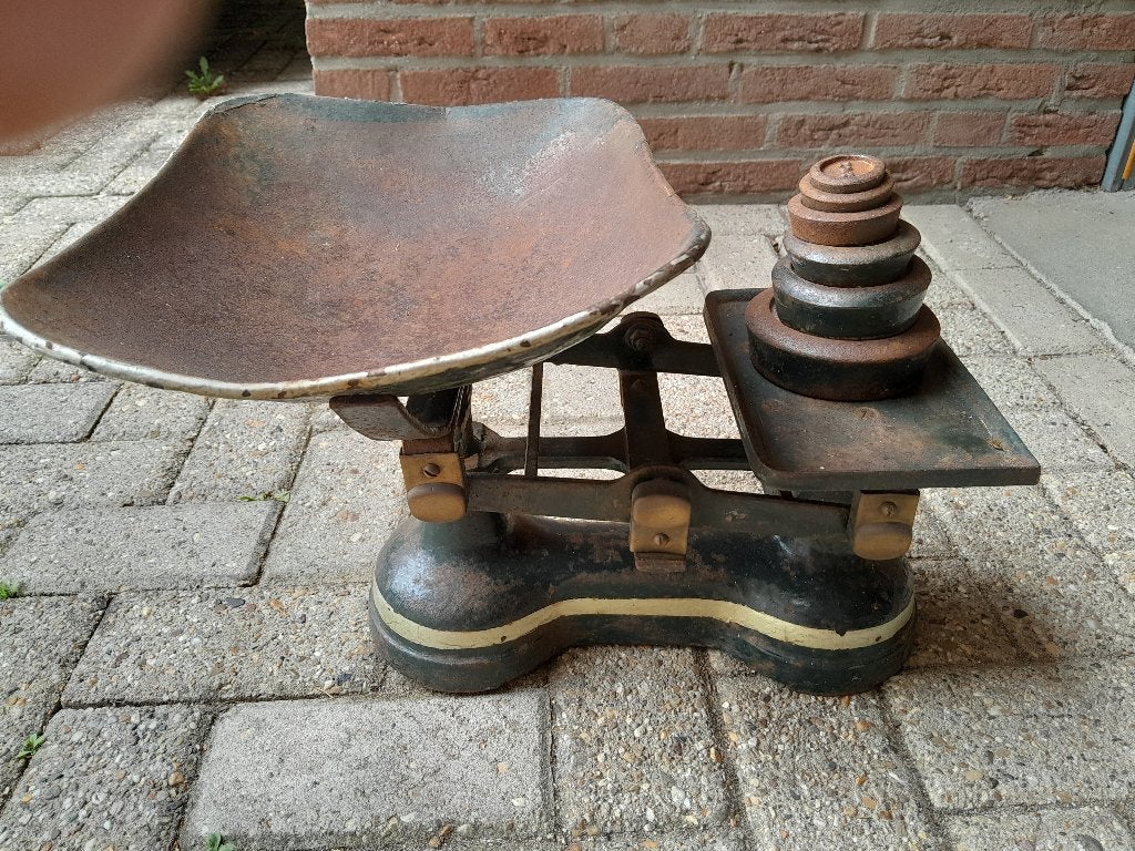 Antieke gietijzeren keukenweegschaal, Ophalen