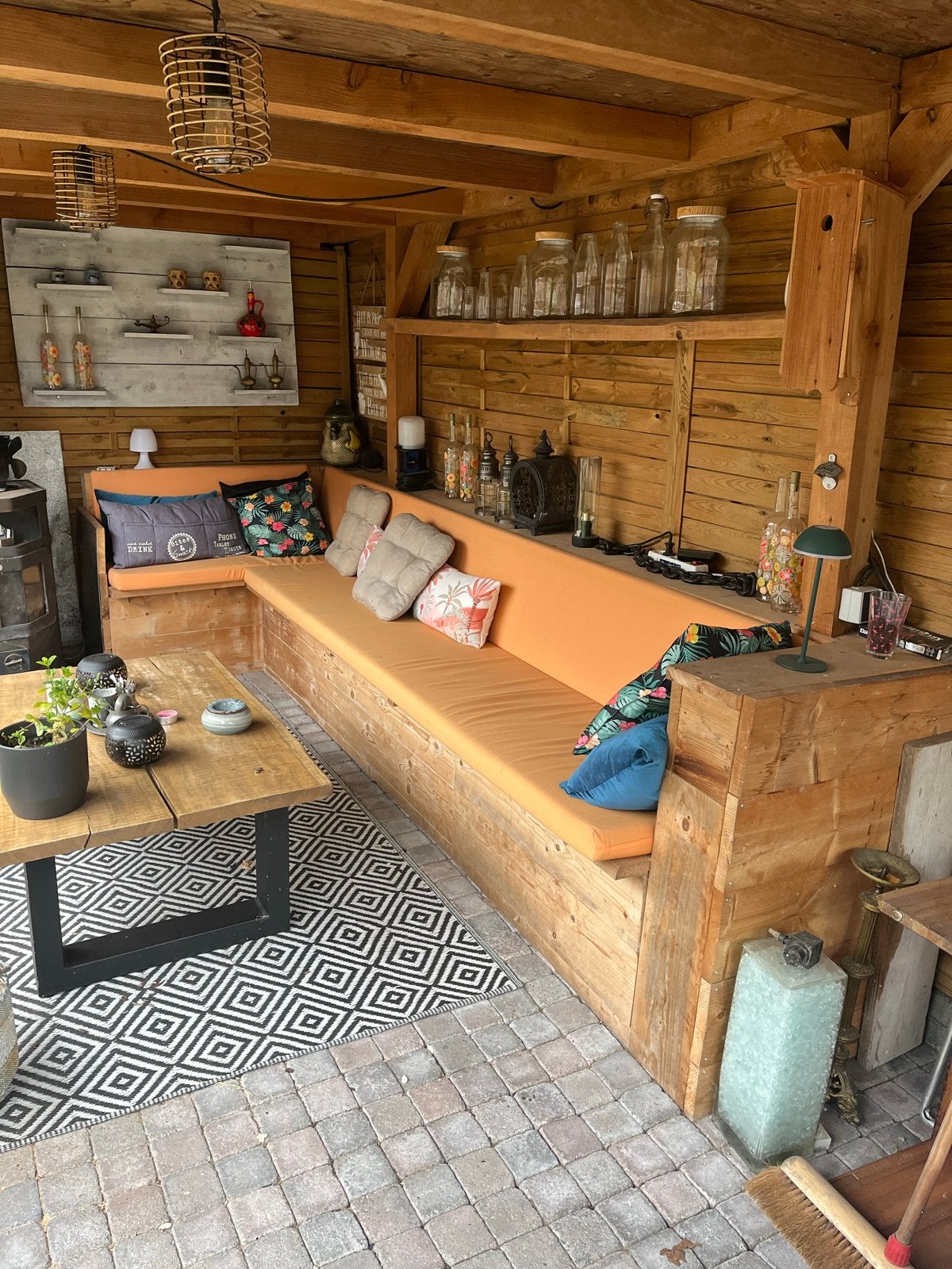 Gezellige hoekbank van hout met oranje kussens, Huis en Inrichting, Ophalen, Gebruikt, Hoekbank, 300 cm of meer