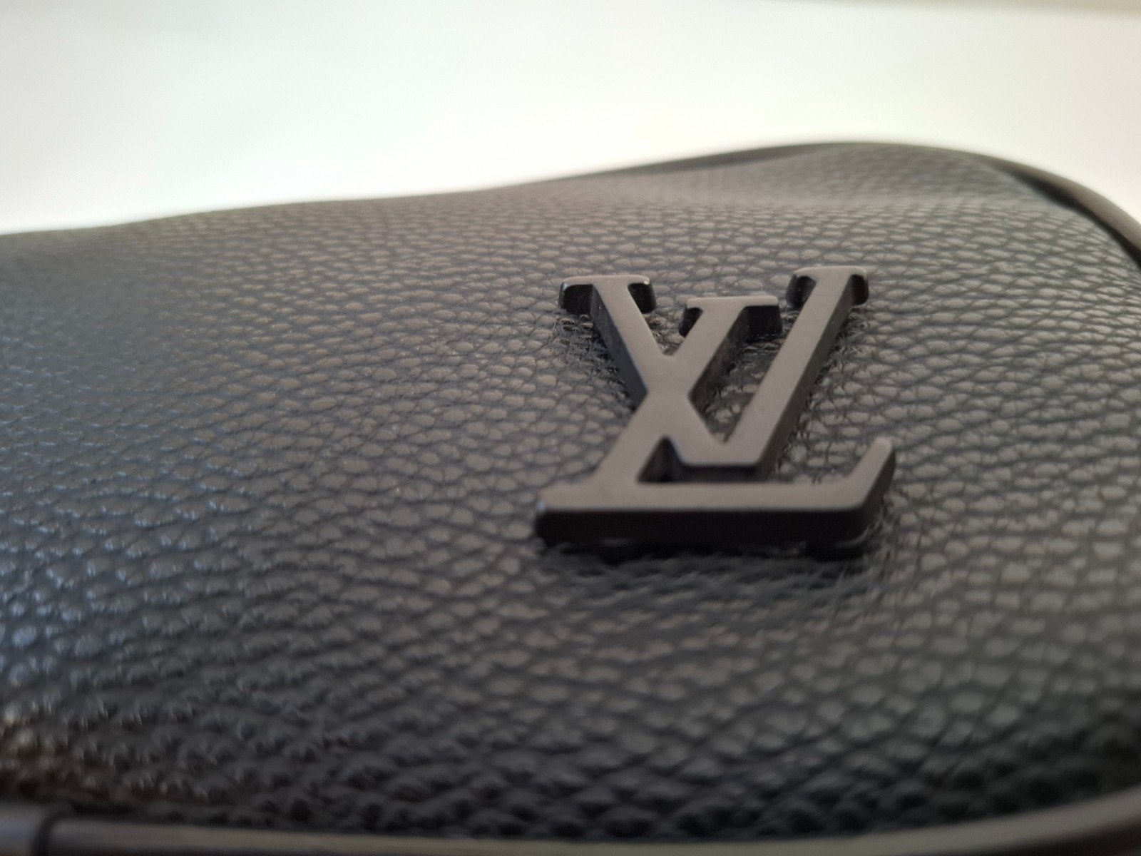 Zwarte Louis Vuitton Moneybag met metalen logo - New, Sieraden, Tassen en Uiterlijk, Ophalen of Verzenden, Nieuw, Zwart, Heer of Dame