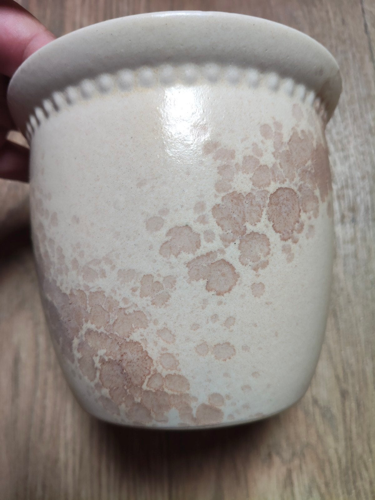 Crème beige keramieken bloempot–vintage landelijke stijl, Rond, Ophalen of Verzenden, Aardewerk, Minder dan 40 cm