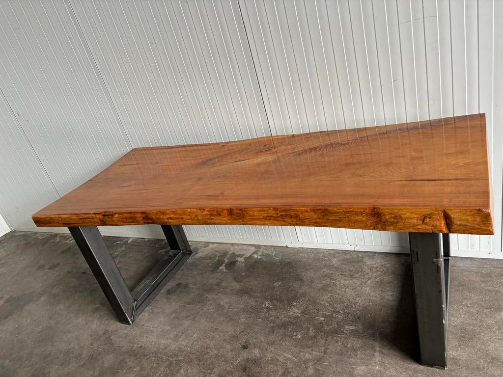 Unieke iepenhouten tafel met metalen onderstel, Huis en Inrichting, Tafels | Eettafels, Gebruikt, 200 cm of meer, Vijf personen of meer
