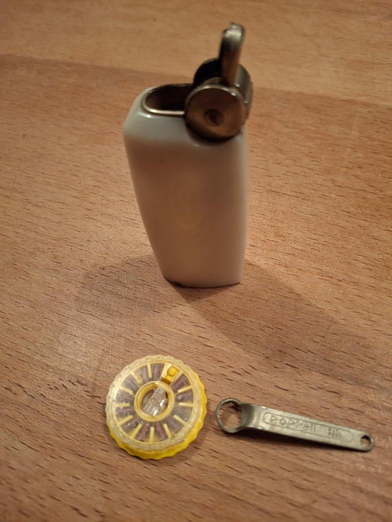 Poppell witte aansteker met verstelsleuteltje, Verzamelen, Rookartikelen, Aanstekers en Luciferdoosjes, Ophalen of Verzenden, Gebruikt