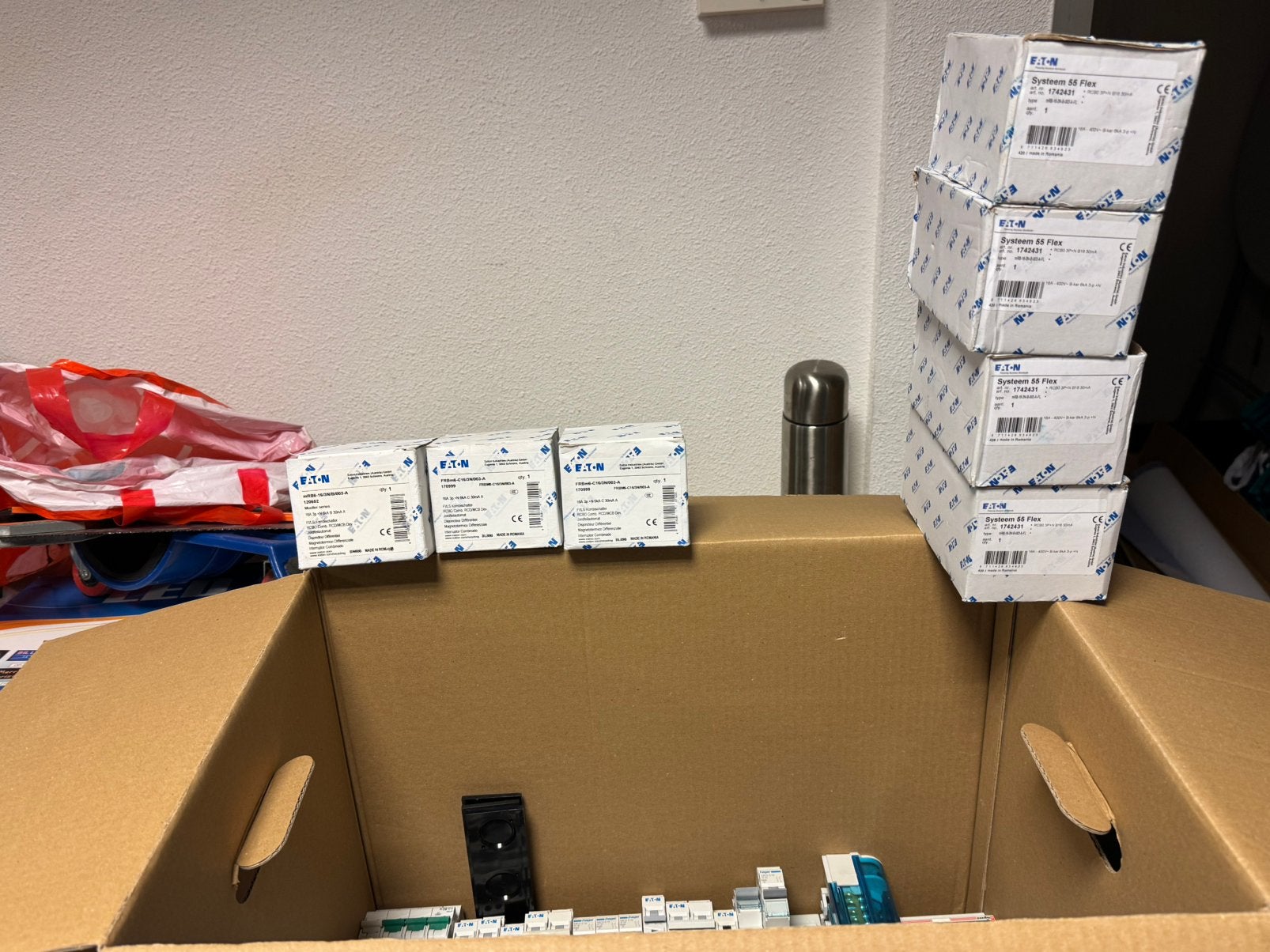 Eaton aardlekautomaten., Huis en Inrichting, Bureaus, Ophalen of Verzenden, Zo goed als nieuw