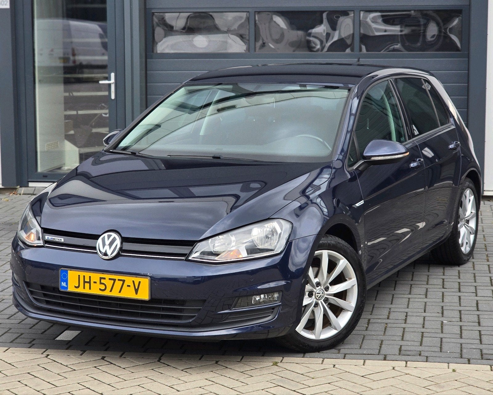 Volkswagen Golf 1.0 TSI Business Edition Connected LMV, PDC, Voorwielaandrijving, Zwart, Blauw, 610 kg