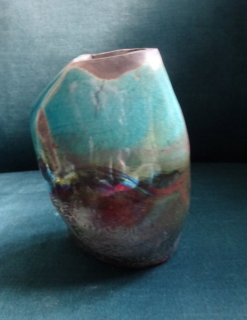 Bijzonder gevormd en Raku gestookt vaasje turquoise, Overige kleuren, Aardewerk of Porselein, Nieuw, Ophalen of Verzenden