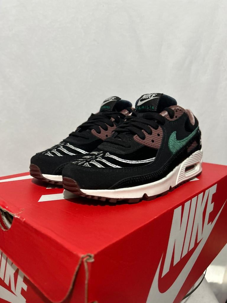 NIEUW! Maat 38,5 - Nike Air Max 90 Siempre Familia, Kleding | Dames, Schoenen, Overige kleuren, Verzenden, Nike, Nieuw