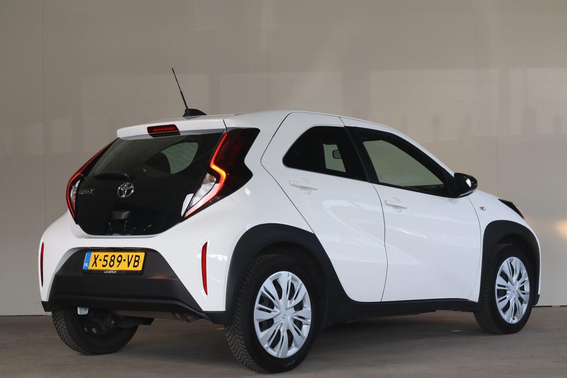 Toyota Aygo X 1.0 VVT-i MT Play - NL- Auto! (bj 2024), Auto's, Stof, Gebruikt, 920 kg, 4 stoelen