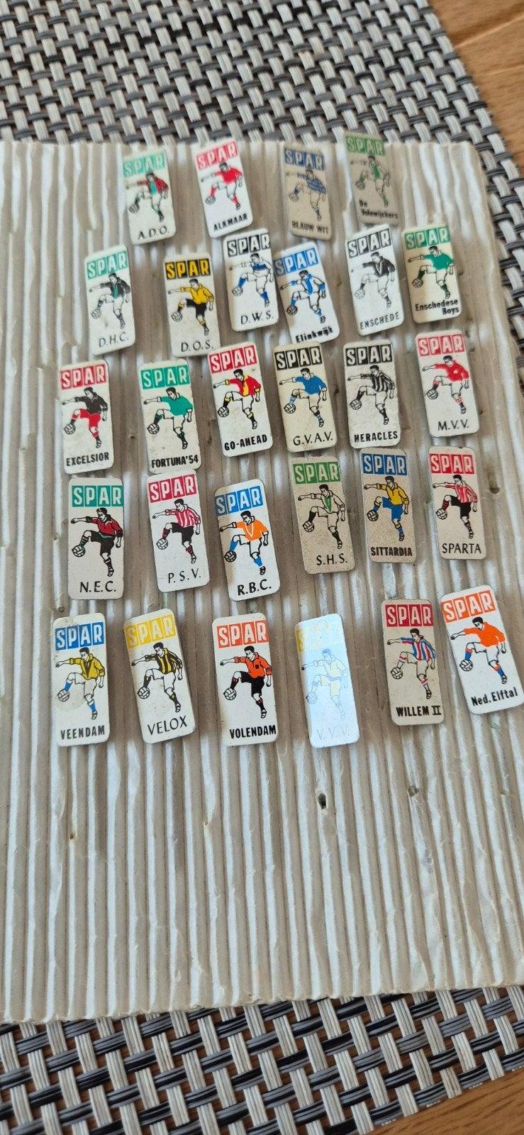 28 Spar voetbalclub speldjes, Verzamelen, Ophalen of Verzenden, Gebruikt, Sport