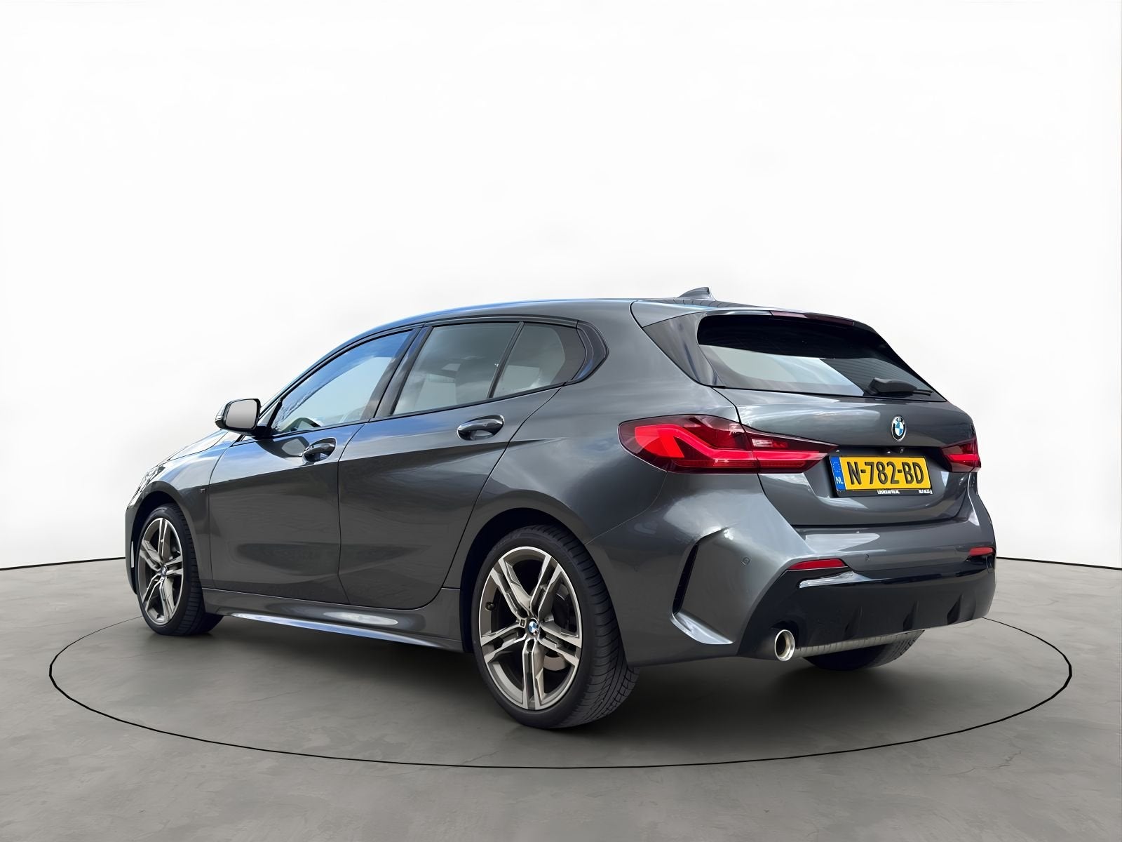 BMW 1-serie 118i 140PK Automaat M-Sport Camera Virtual Stuur, Auto's, Automatische klimaatregeling, Gebruikt, Bedrijf, 3 cilinders