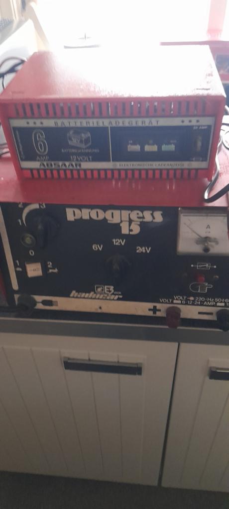 Accu opladers wegens schuuropruiming 2 stuks, Ophalen, Gebruikt