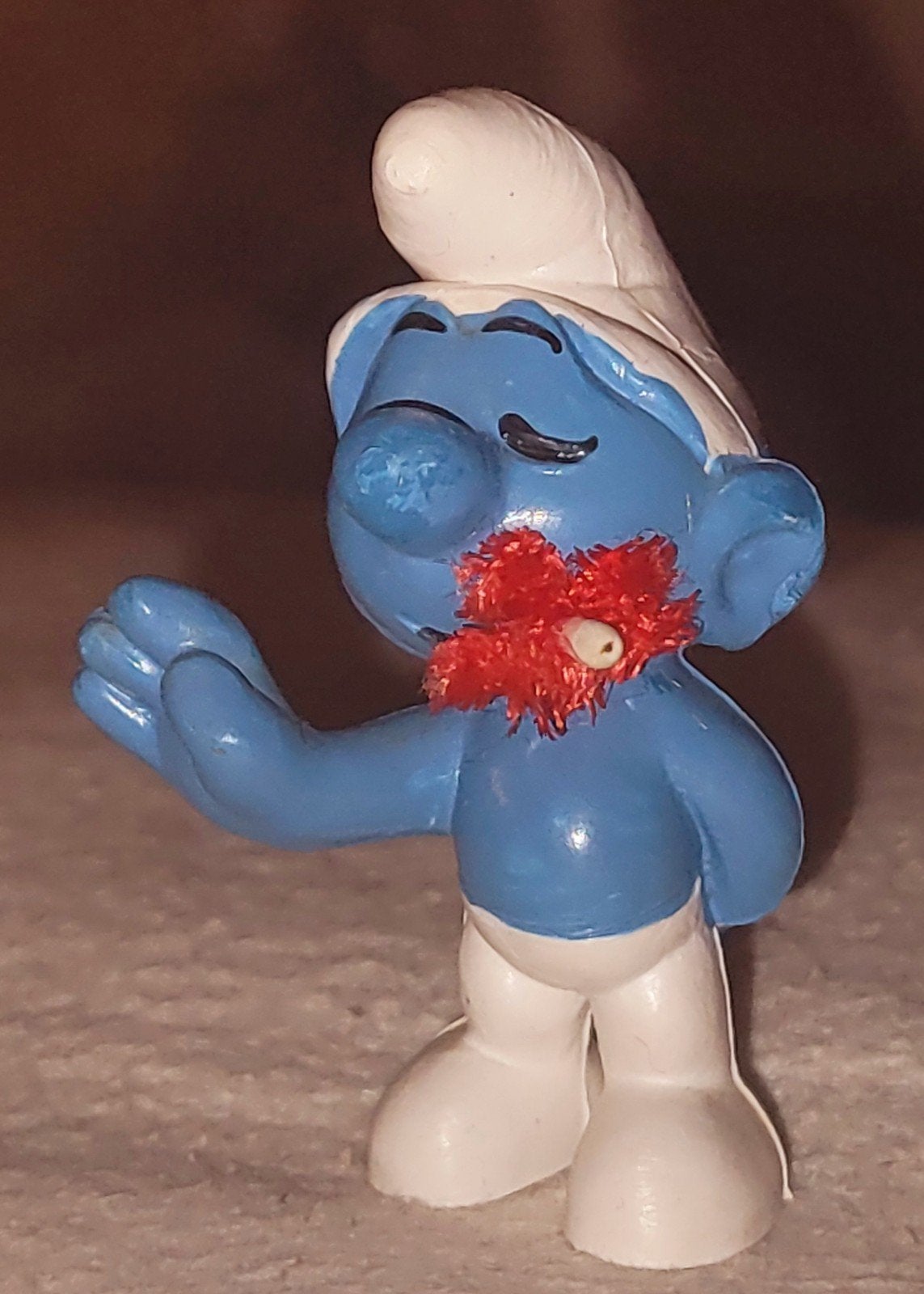 Smurf met rode velours bloem in mond 1e versie 2.0019, Verzenden, Gebruikt, Overige Smurfen, Poppetje, Figuurtje of Knuffel