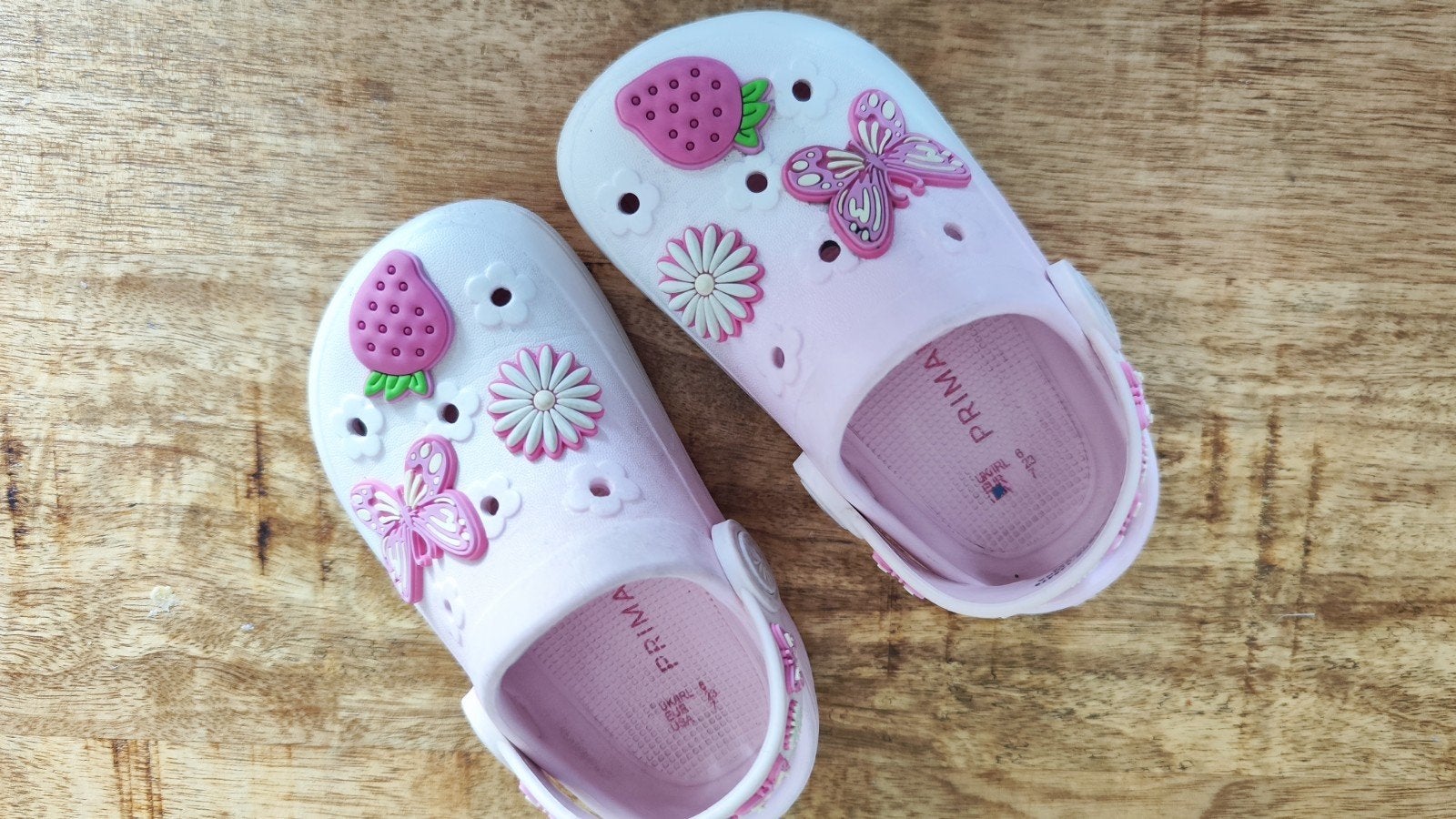 Primark Crocs Roze Maat 23 met vlinders en aardbeien, Gebruikt, Meisje, Schoenen, Ophalen of Verzenden