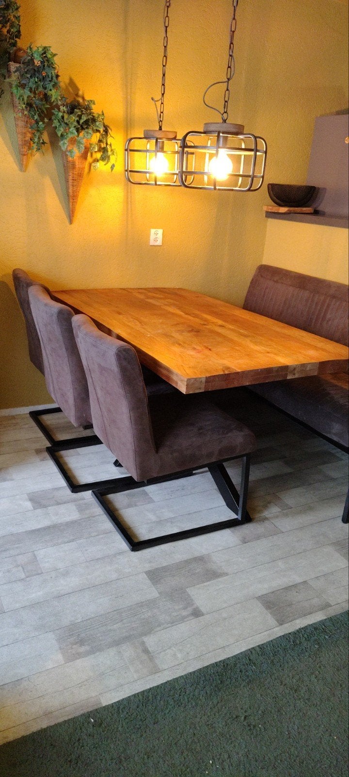 mango hout eettafel met bank en stoelen, Eikenhout, Industrieel, Modern, Zo goed als nieuw, 150 tot 200 cm