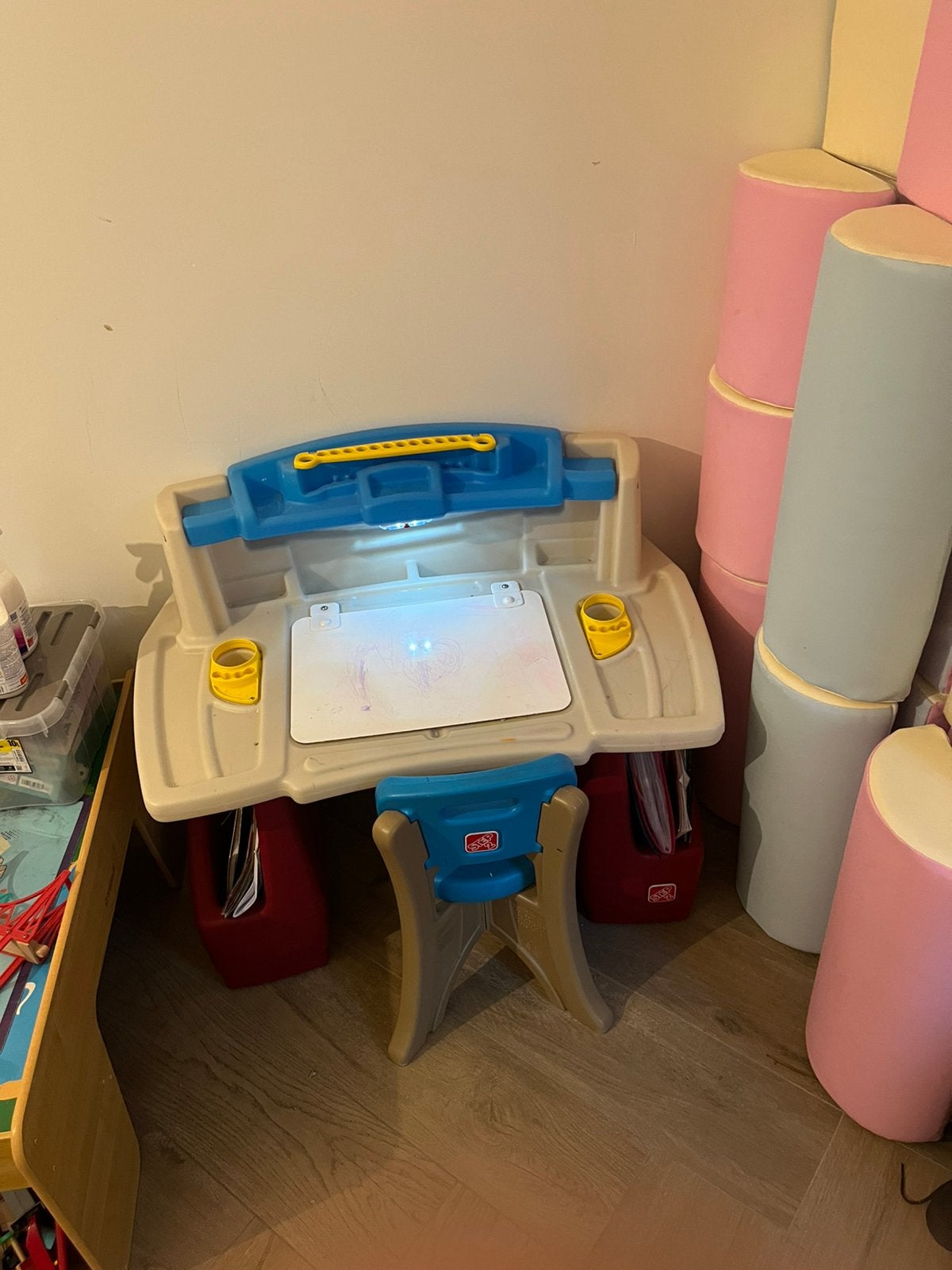 Step2 Deluxe Art Master Desk met stoel, Ophalen of Verzenden, Gebruikt, Knutselen, Met licht