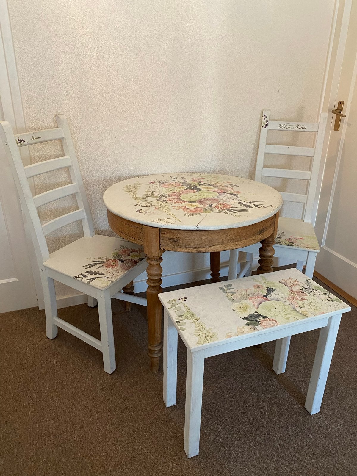 Vintage eethoekje met bloemendecoratie, Ophalen