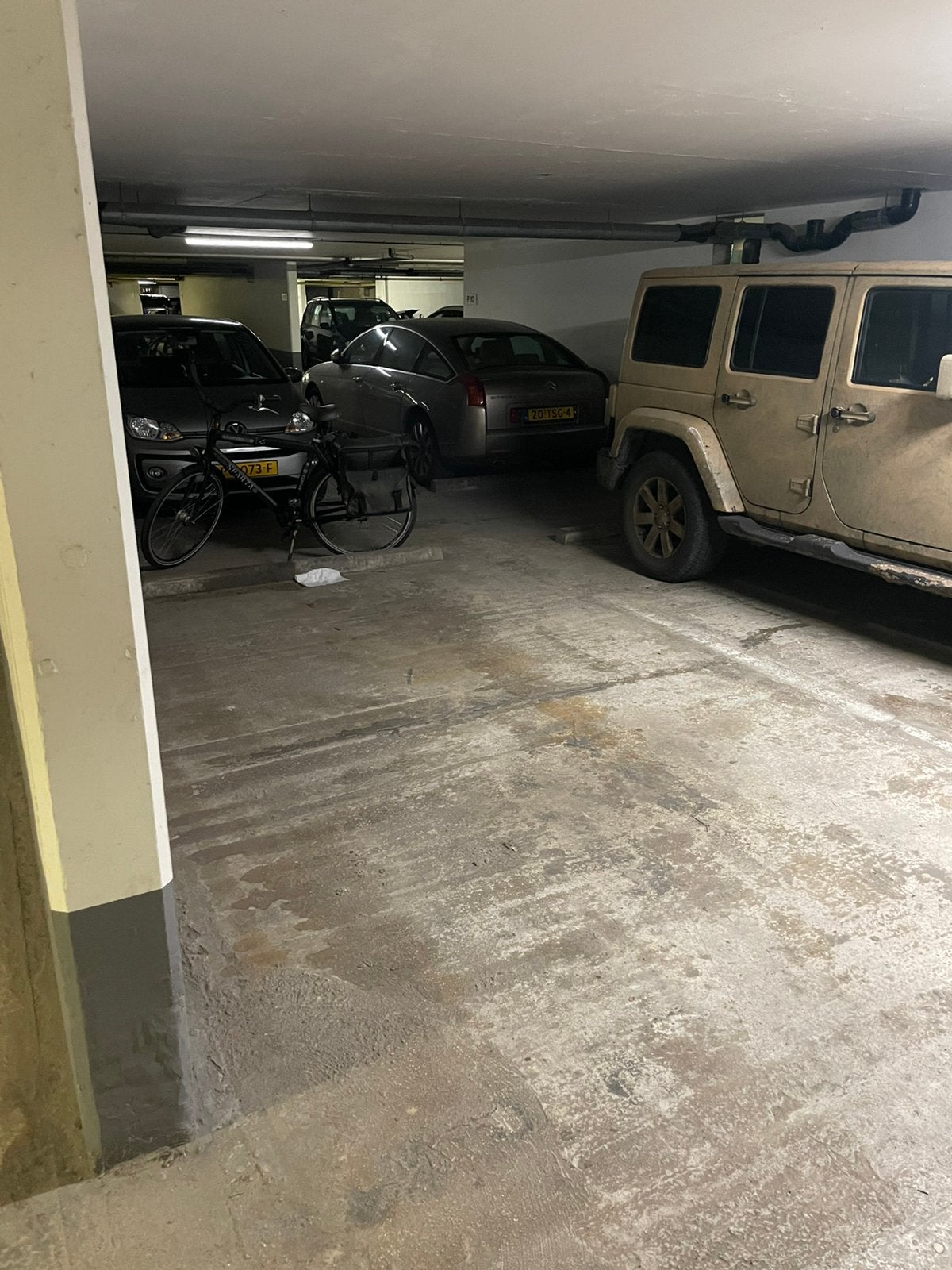 Afgesloten parkeerplek te huur in Scheveningen naast Kurhaus, Huizen en Kamers, Garages en Parkeerplaatsen, Den Haag