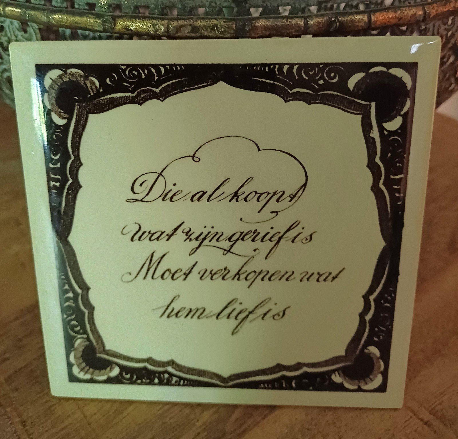 Vintage tegeltje met spreuk - 'Die al koopt', Ophalen of Verzenden