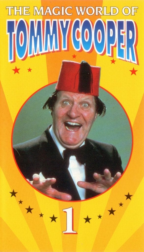 The Magic World Of Tommy Cooper - 3 VHS banden - Nieuwstaat, Alle leeftijden, Ophalen of Verzenden, Zo goed als nieuw, Tv-serie of Tv-programma