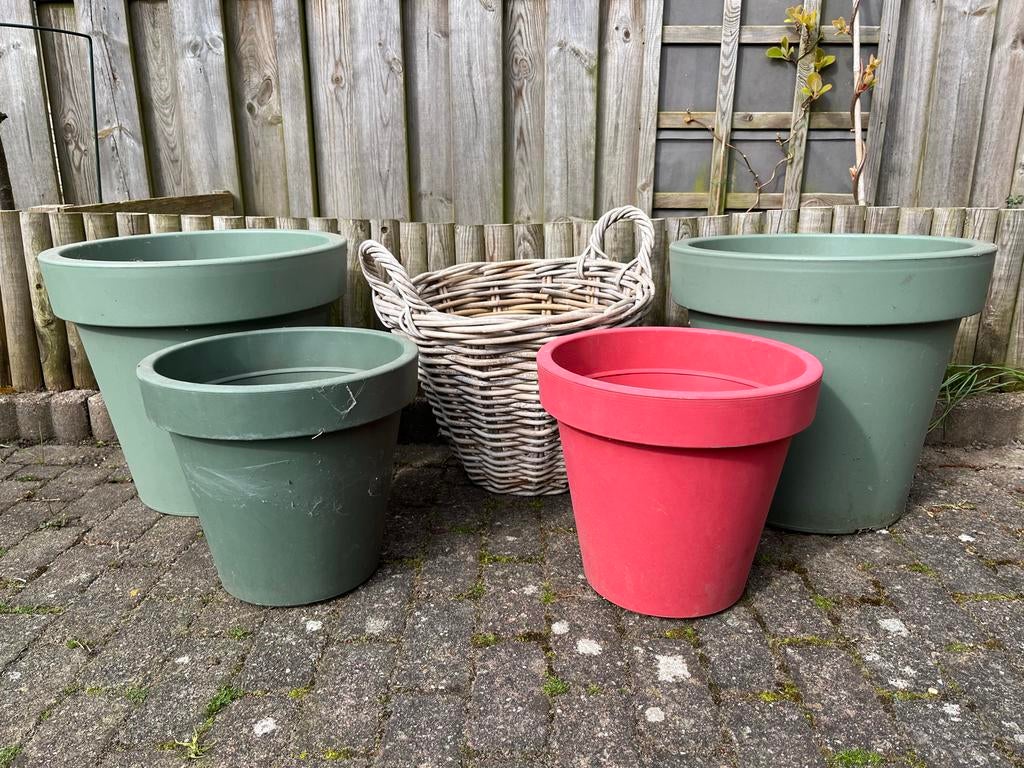 Vier bloempotten en een rieten mand, Kunststof, Gebruikt, Rond, Minder dan 40 cm