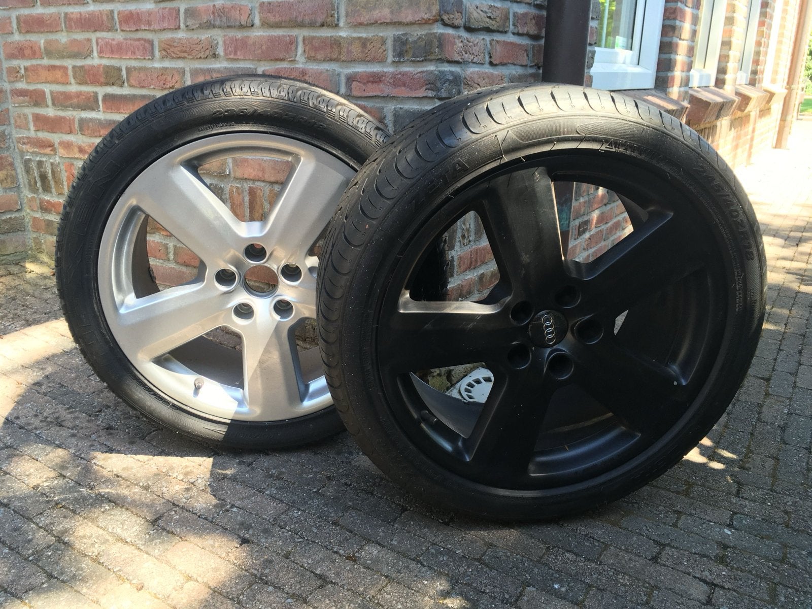 5 Audi velgen 18 inch met zomerbanden (4x zwart, 1x zilver), Auto-onderdelen, Banden en Velgen, Ophalen, 18 inch, Banden en Velgen