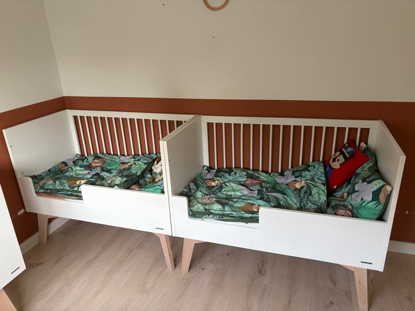 Kidsmill Kinderkamer Set: 2 Ledikanten/Peuterbedden & Commod, Kinderen en Baby's, Ophalen, Gebruikt, 70 tot 85 cm, Lattenbodem