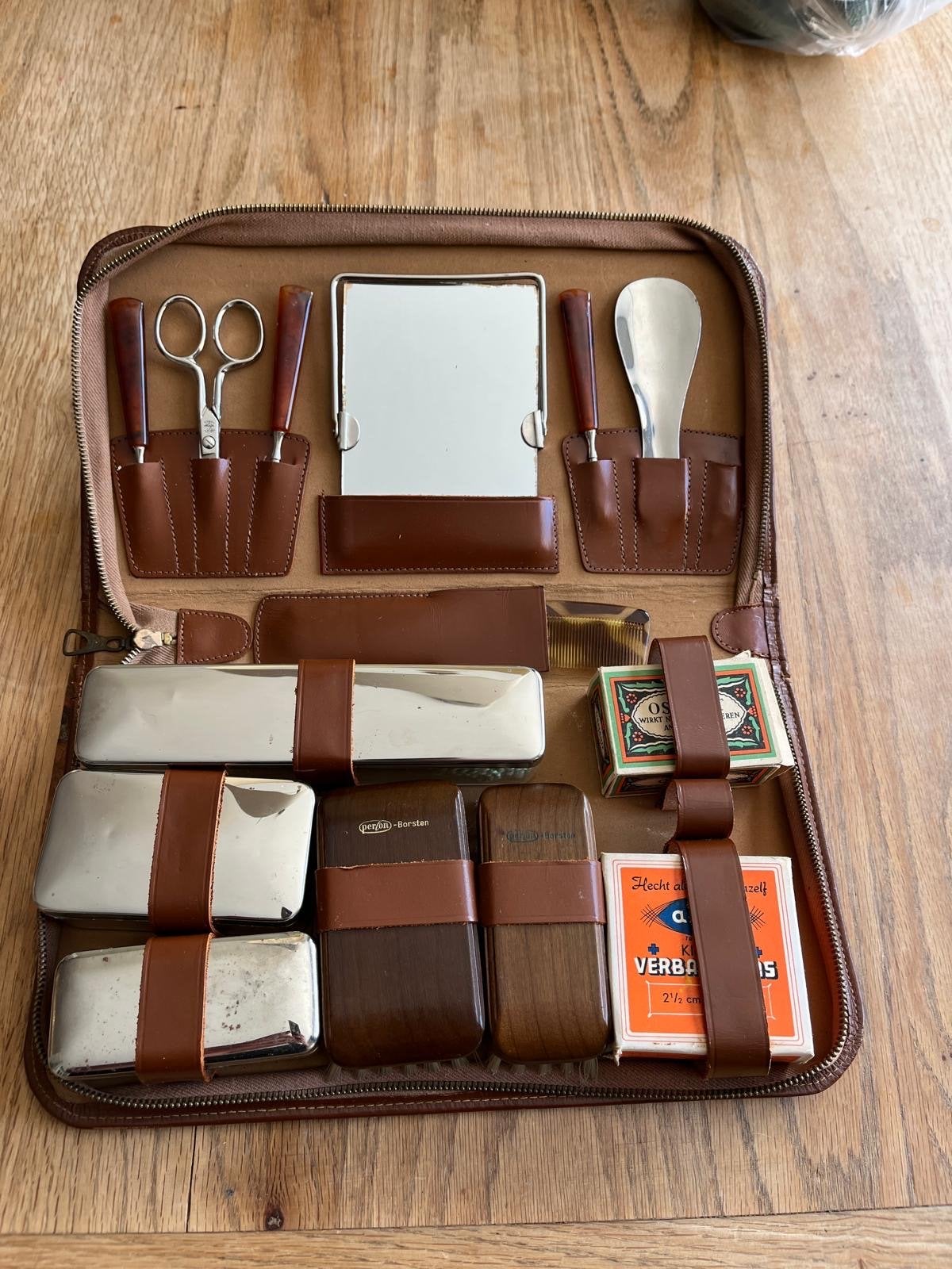 Vintage Reis Toiletset in Leren Etui - Compleet, Ophalen of Verzenden