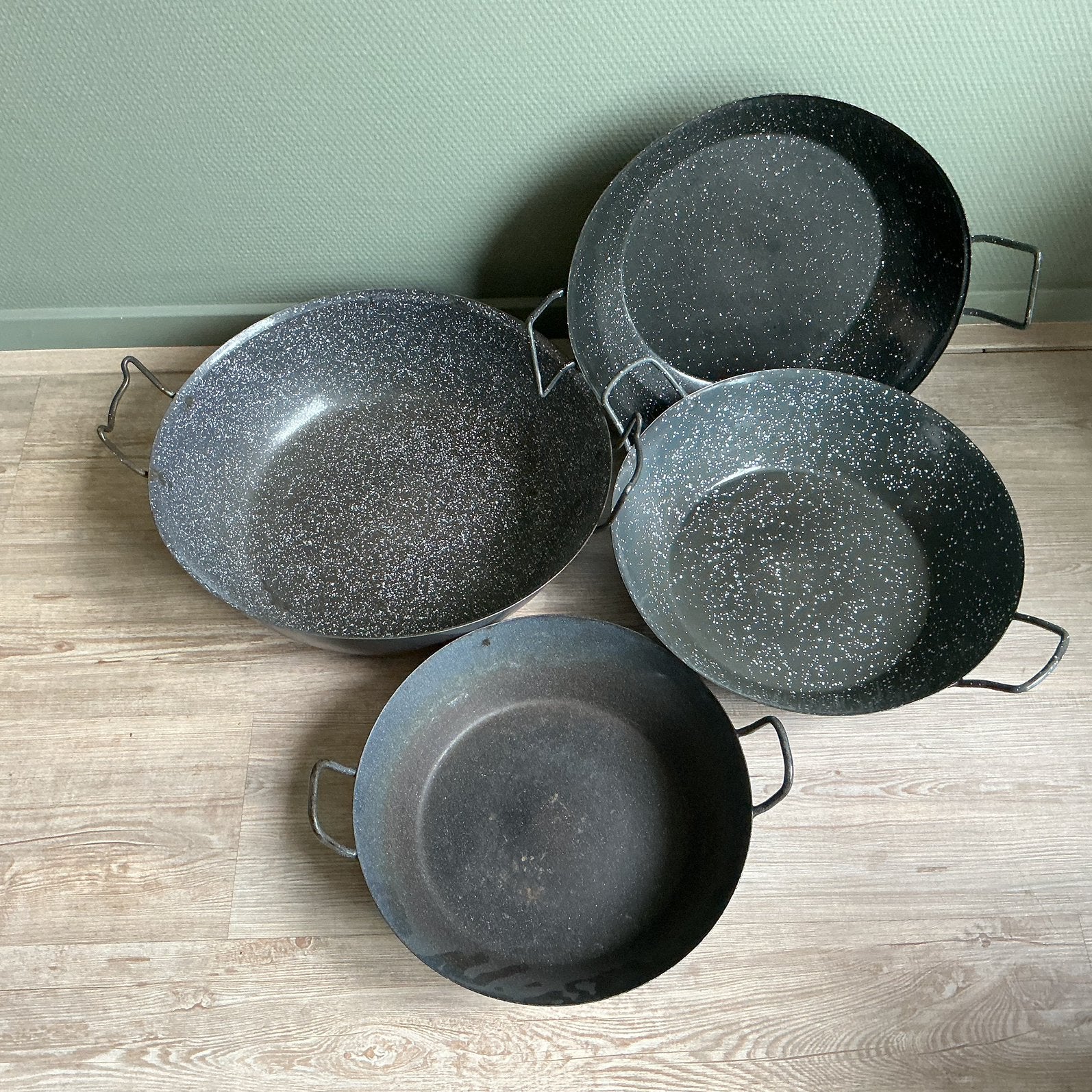 4 spaanse pannen voor 50 euro, ook per pan over te nemen., Ophalen, Zo goed als nieuw, Overige materialen, Pannenset