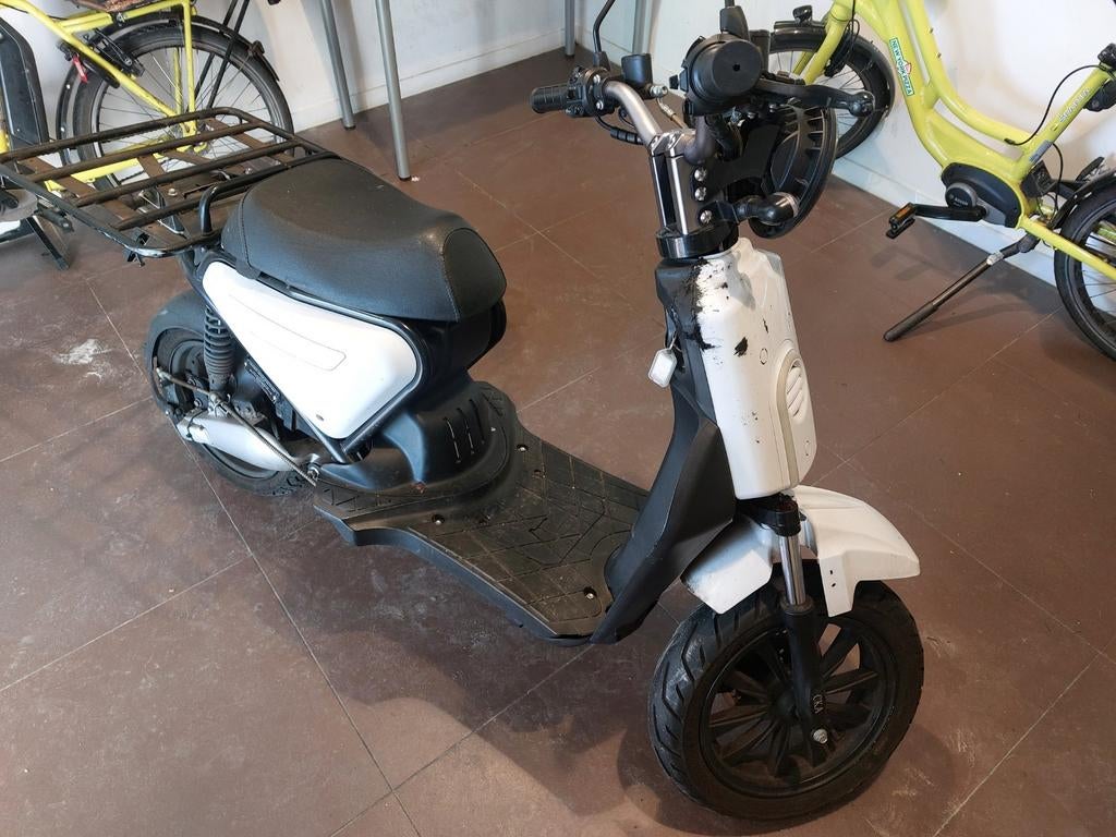 Witte elektrische scooter met bagagerek, Ophalen, Gebruikt, Onbekend, Maximaal 45 km/u