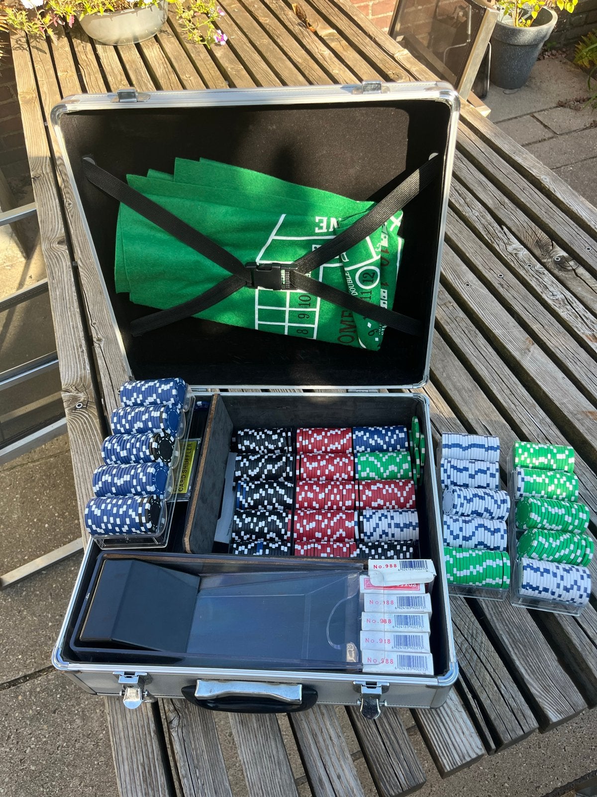 Complete Pokerset in Koffer met Chips, Kaarten en Shuffler, Drie of vier spelers, Ophalen, Gebruikt