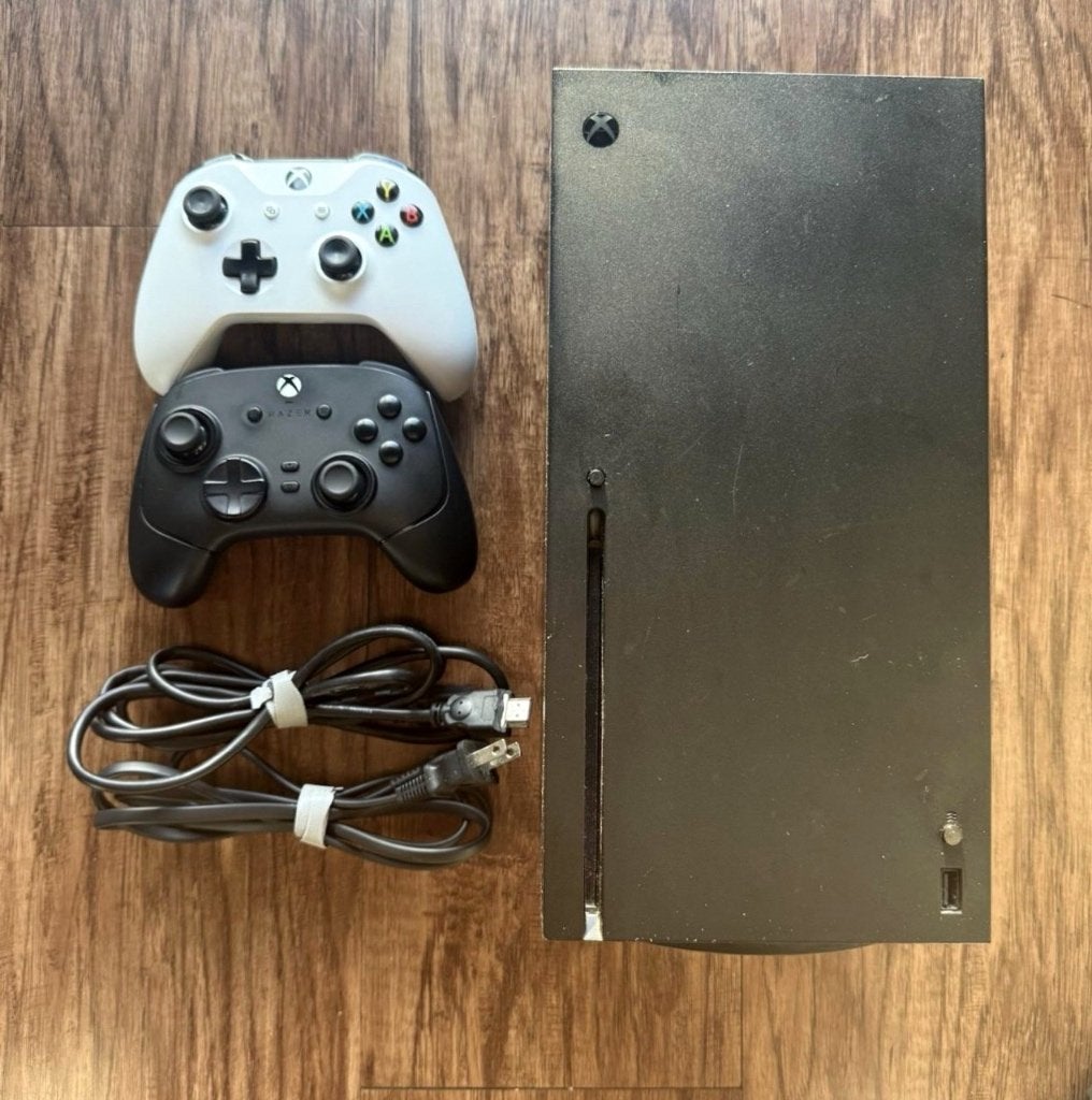 Foto 2 van Microsoft Xbox Series X 1TB - Zwart + 2 Controllers