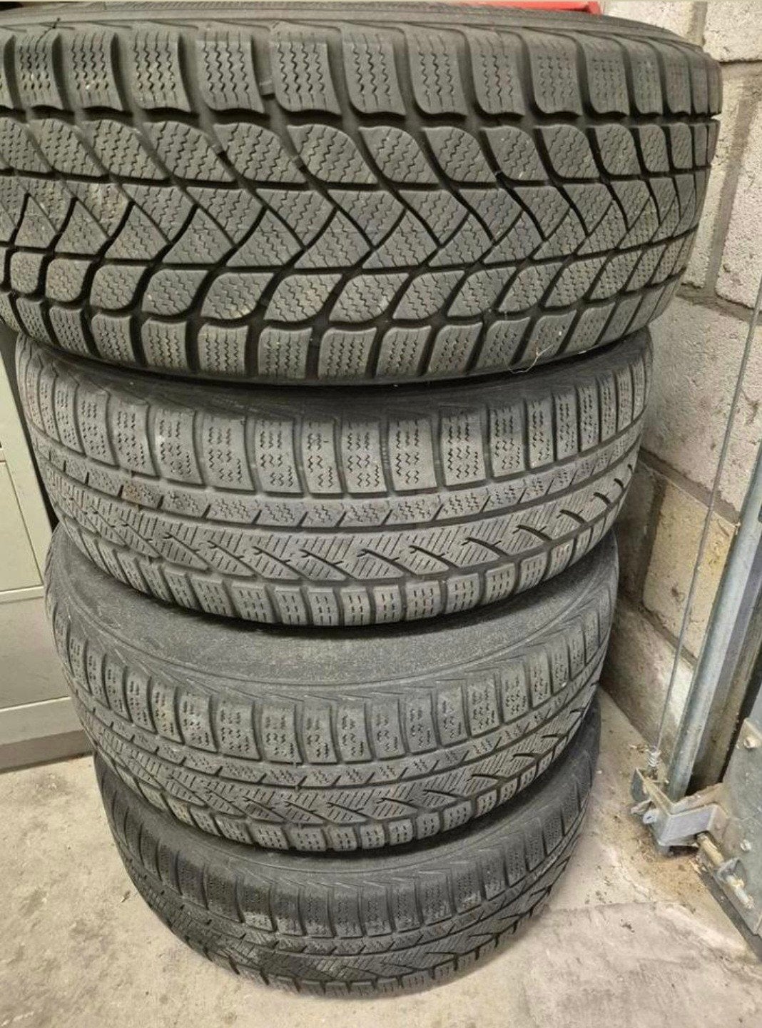 Continental winterbanden op velg met wieldeksel 205/60R16, Auto diversen, Wieldoppen, Ophalen