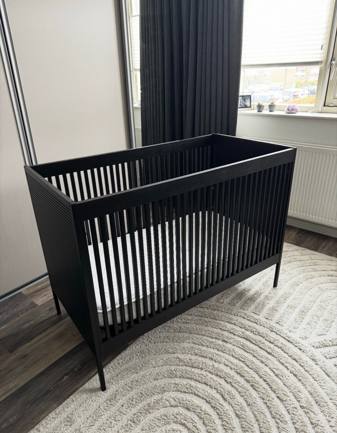 Zwart ledikant Europe Baby Liam met Pretura matras, Ophalen, Zwart, 190 cm of minder, Zo goed als nieuw