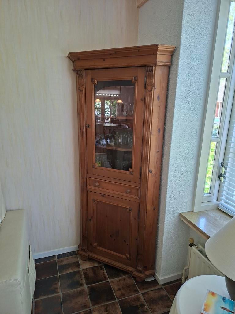 Massief houten hoekkast met glazen deur, Huis en Inrichting, Kasten | Vitrinekasten, Ophalen, Met deur(en), Zo goed als nieuw