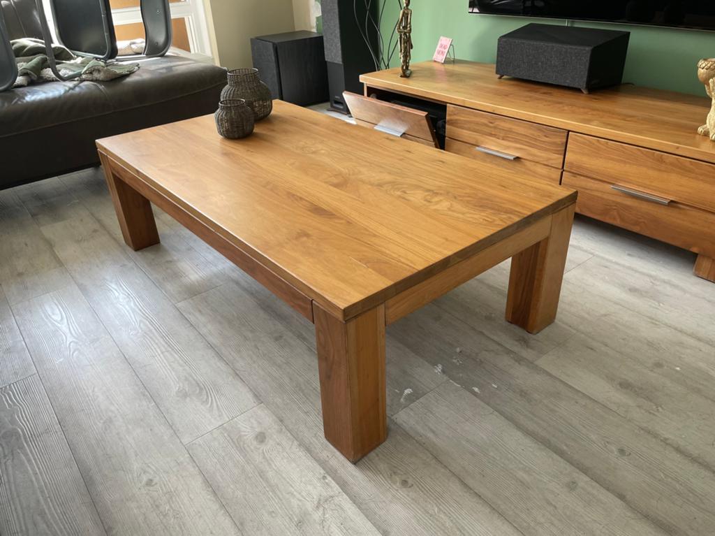 Meubels massief noten hout, Ophalen