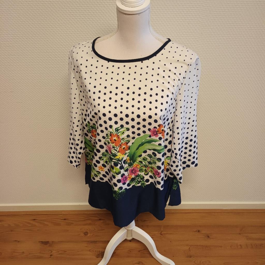 MERK? - Leuke damestop. bewerkt, maat 46., Kleding | Dames, Wit, Maat 46/48 (XL) of groter, Ophalen of Verzenden, Zo goed als nieuw