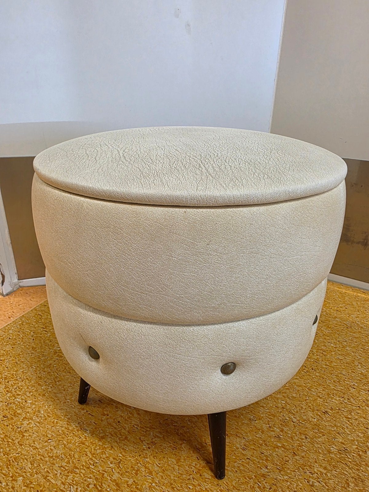 Jaren 60-70 opberg Poef creme RETRO vintage, Huis en Inrichting, Banken | Voetenbanken en Poefen, Zo goed als nieuw, Minder dan 50 cm