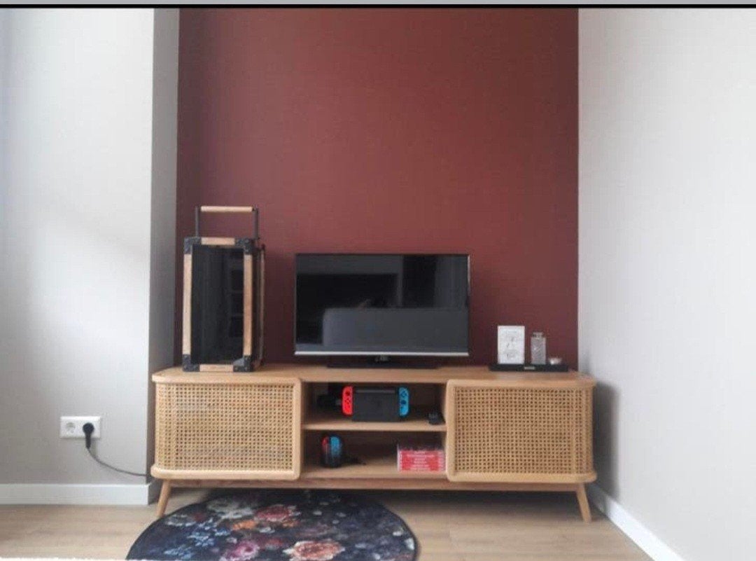 Stijlvol TV-meubel van hout en rotan, 100 tot 150 cm, Ophalen of Verzenden, Minder dan 100 cm, 25 tot 50 cm