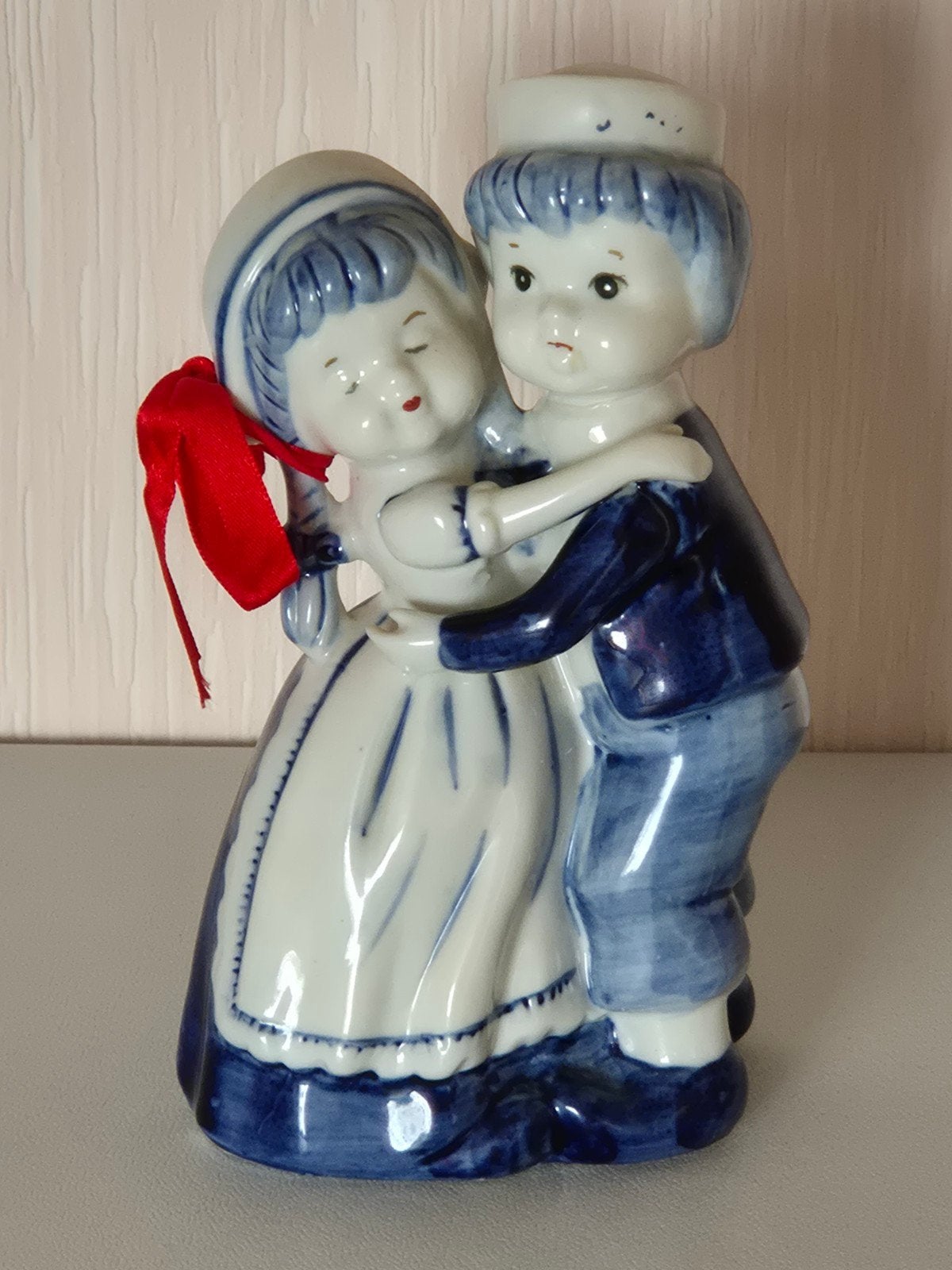 Delfts blauw beeldje: Hollands stel omhelst elkaar, Ophalen of Verzenden, Zo goed als nieuw, Mens